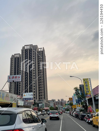 日落城市景觀與車隊 日落城市景觀與車隊 126194450