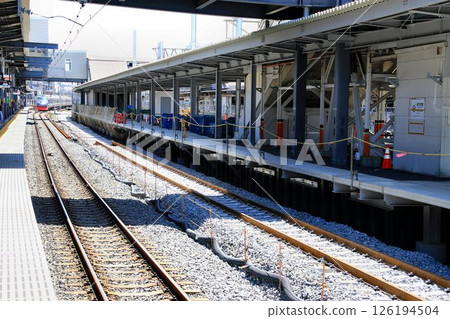 The old platform 1 will be transformed into an elevated track... Temporary outbound platform "Kasukabe Station" new platforms 3 and 4 The old platform 1 will be transformed into an elevated track... Temporary outbound platform "Kasukabe Station" new platforms 3 and 4 126194504