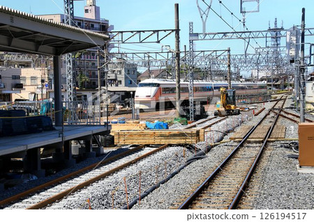 The old platform 1 will be transformed into an elevated track... Temporary outbound platform "Kasukabe Station" new platforms 3 and 4 126194517