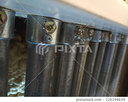 Screwless conduit (partially defective construction) 126194639