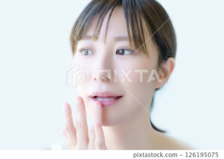 一名年輕女子正在塗抹潤唇膏。照片由東京電子專門學校、電波學園株式會社提供。 一名年輕女子正在塗抹潤唇膏。照片由東京電子專門學校、電波學園株式會社提供。 126195075