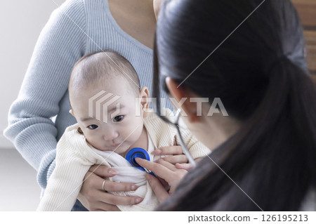 女醫生檢查一個嬰兒 126195213