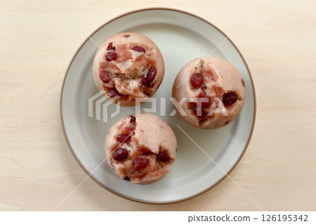 Azuki steamed bread seen from above 126195342