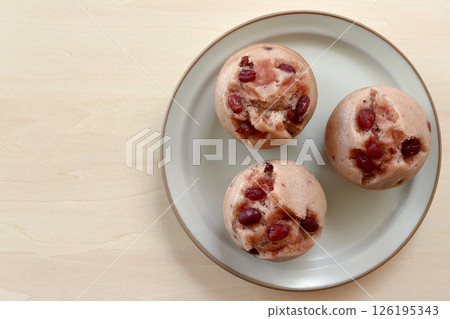 Azuki steamed bread seen from above 126195343