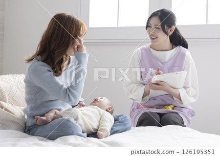 抱著嬰兒的母親和護士 126195351