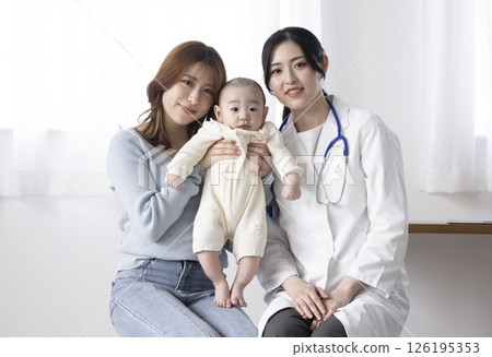 女醫生檢查一個嬰兒 126195353