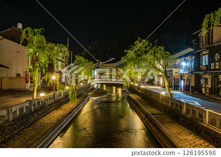 Kinosaki Town, Toyooka City, Hyogo Prefecture: The illuminated streets of Kinosaki Onsen exude a charming atmosphere 126195598