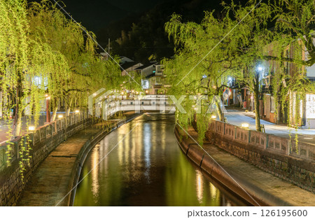 兵庫縣豐岡市崎町：城崎溫泉的街道燈火通明，散發著迷人的氣息 126195600