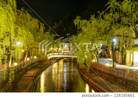 兵庫縣豐岡市崎町:城崎溫泉的街道燈火通明,散發著迷人的氣息 兵庫縣豐岡市崎町:城崎溫泉的街道燈火通明,散發著迷人的氣息 126195601
