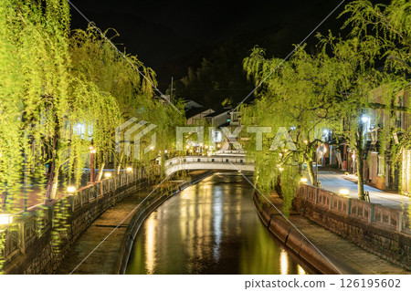 Kinosaki Town, Toyooka City, Hyogo Prefecture: The illuminated streets of Kinosaki Onsen exude a charming atmosphere 126195602