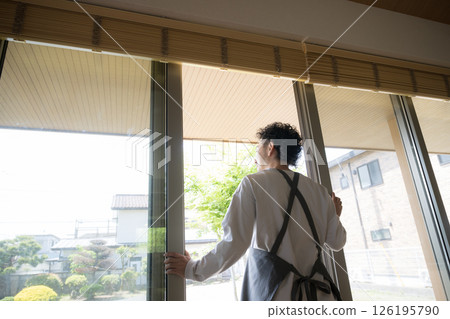一名男子望著窗外，清新空氣，打掃衛生 126195790