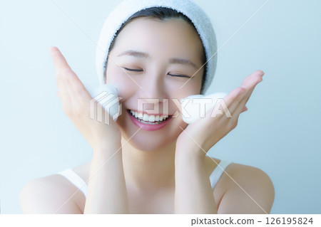 一名年輕女子雙手拿著洗面乳。照片由電波學園東京電子專門學校提供。 126195824