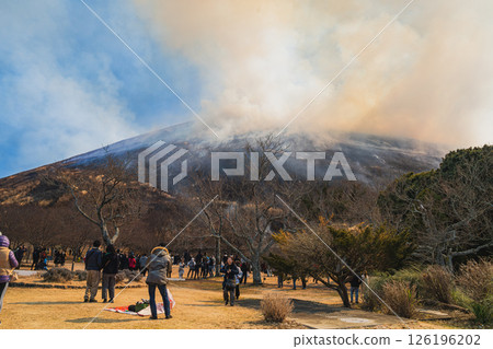 大室山的火焰與伊東市(靜岡縣)的藍天形成鮮明對比 大室山的火焰與伊東市(靜岡縣)的藍天形成鮮明對比 126196202