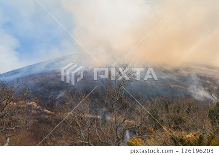 大室山的火焰與伊東市(靜岡縣)的藍天形成鮮明對比 大室山的火焰與伊東市(靜岡縣)的藍天形成鮮明對比 126196203