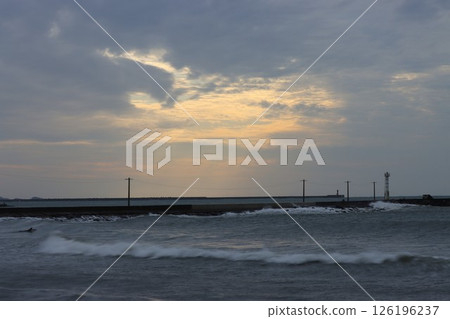 不幸的是,天氣不好,而這個海灘卻是日落美景最美的 100 個海灘之一。 不幸的是,天氣不好,而這個海灘卻是日落美景最美的 100 個海灘之一。 126196237