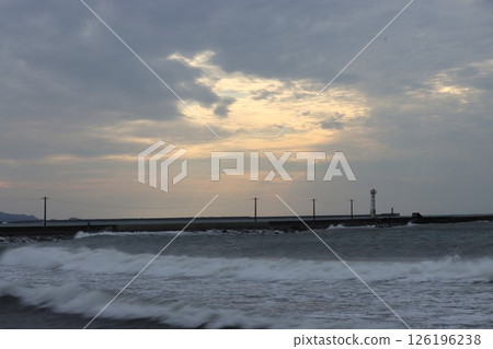 如果天氣好的話,海灘上會有很多海上運動 如果天氣好的話,海灘上會有很多海上運動 126196238