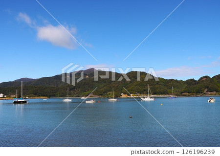 一艘遊艇漂浮在平靜的海面上 一艘遊艇漂浮在平靜的海面上 126196239
