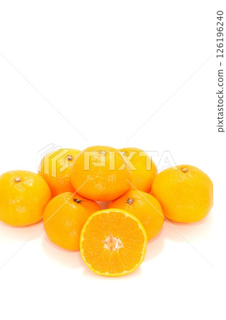 和歌山縣有田橘子,切面,橫切面,明亮的背景 和歌山縣有田橘子,切面,橫切面,明亮的背景 126196240