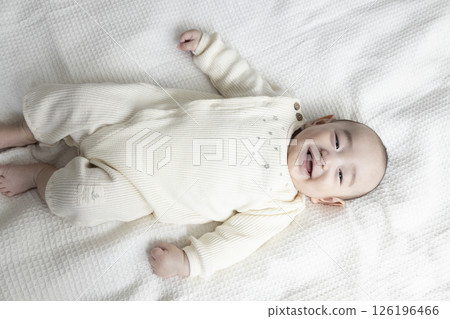 可愛的四個月大的嬰兒 126196466