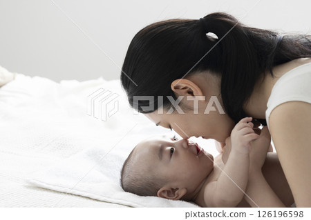 媽媽給寶寶按摩 126196598