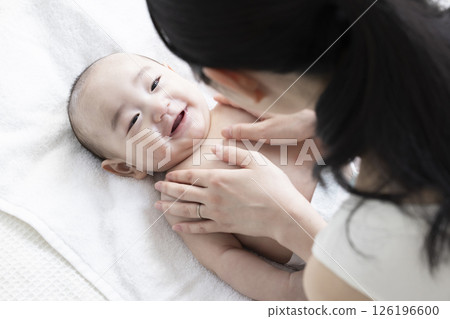 媽媽給寶寶按摩 126196600