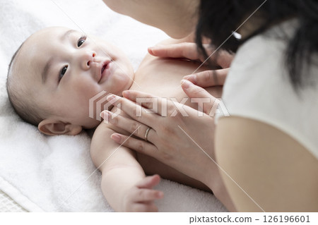 媽媽給寶寶按摩 126196601