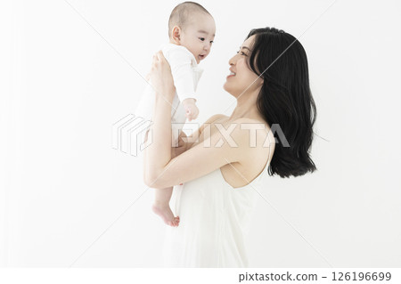 美麗的媽媽抱著她的孩子 126196699
