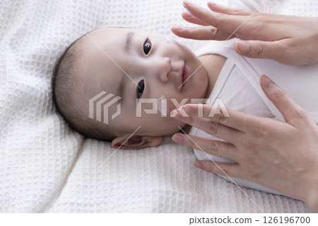 媽媽的手為寶寶塗抹潤膚霜 126196700