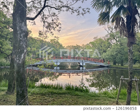 清晨的天空變成橘色時，公園裡的拱橋 126196858