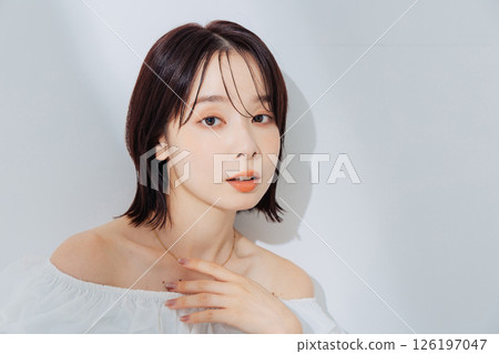 Natural beauty young woman 126197047