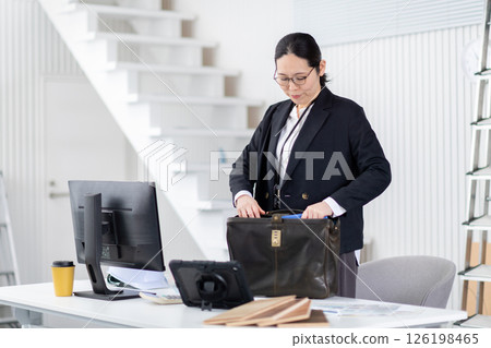 一名建築公司女員工準備下班 一名建築公司女員工準備下班 126198465