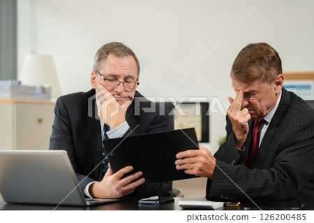 Working diversity, business team are under stress from working for poor work. 126200485