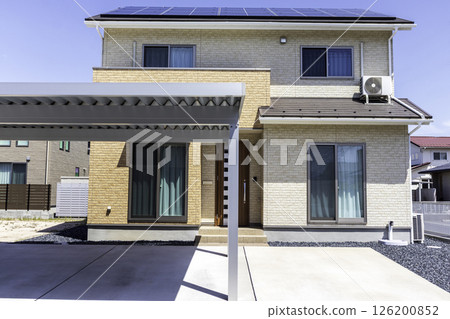 新建房屋的外部裝有太陽能板 新建房屋的外部裝有太陽能板 126200852