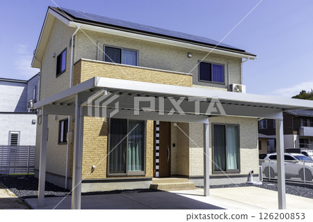 新建房屋的外部裝有太陽能板 126200853