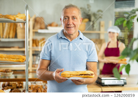 Elderly male buying bocadillo in bakery 126200859