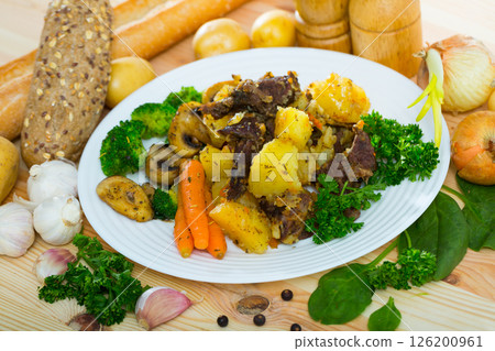 Roast with beef, mushrooms and vegetables Roast with beef, mushrooms and vegetables 126200961