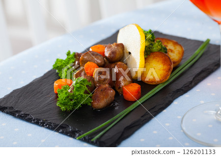 Fried chicken hearts with baked vegetables 126201133