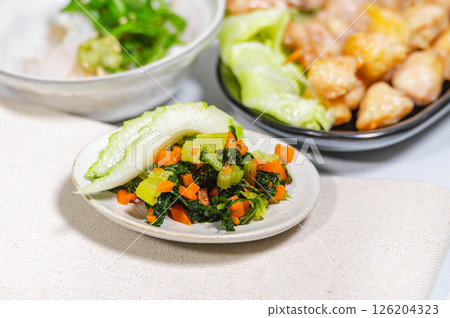 Stir-fried celery leaves and carrots 126204323