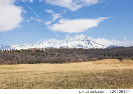 從 Furepe 瀑布瞭望台看到的知床山脈 126206504