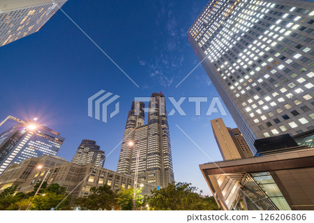 黃昏時分的「東京」新宿建築，西新宿 126206806