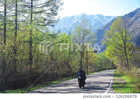 長野縣道45號大町阿爾卑斯山線，綠樹環繞 126206879