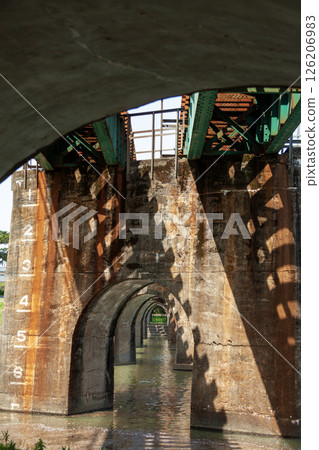 一座橫跨河流、支撐鐵軌的拱橋 126206983