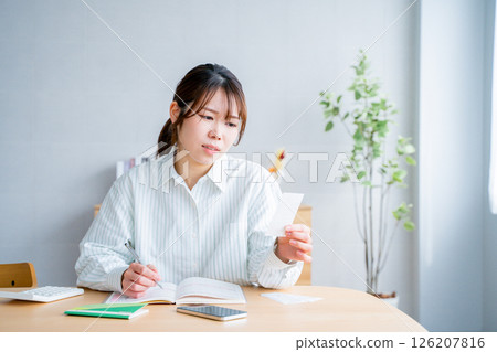 拿著家庭帳簿的婦女 126207816