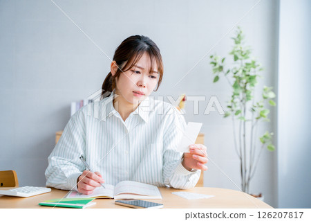 拿著家庭帳簿的婦女 126207817