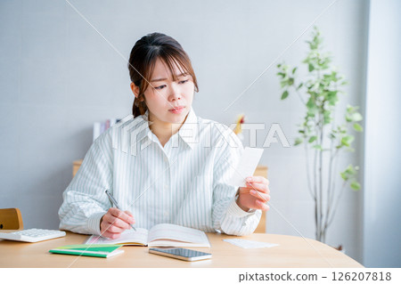 拿著家庭帳簿的婦女 拿著家庭帳簿的婦女 126207818