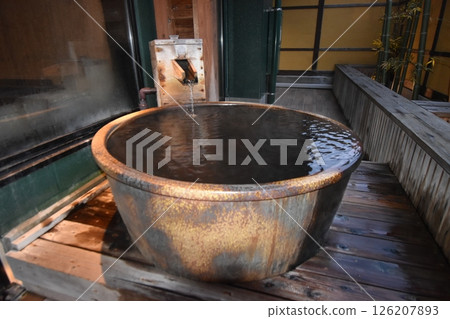 溫泉、旅館、浴池、檜木、露天浴池、浴缸、熱水、噴水口、果林 126207893