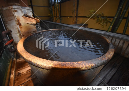 溫泉、旅館、浴池、檜木、露天浴池、浴缸、熱水、噴水口、果林 126207894