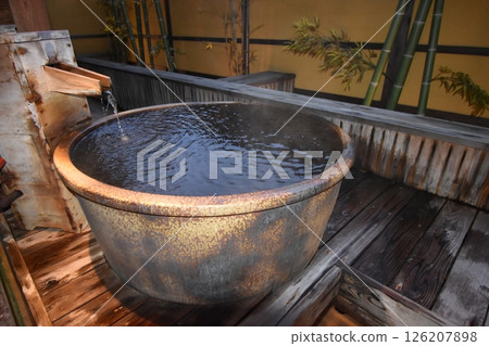 溫泉、旅館、浴池、檜木、露天浴池、浴缸、熱水、噴水口、果林 126207898