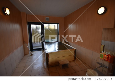 溫泉、旅館、浴池、檜木、露天浴池、浴缸、熱水、噴水口、果林 126207903