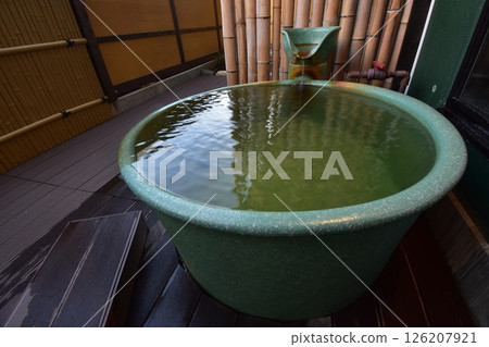 溫泉、旅館、浴池、檜木、露天浴池、浴缸、熱水、噴水口、果林 126207921